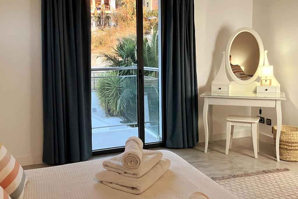 Tranquil Large 6 Bedroom Family Sleeps 20 Near Sitges Villa